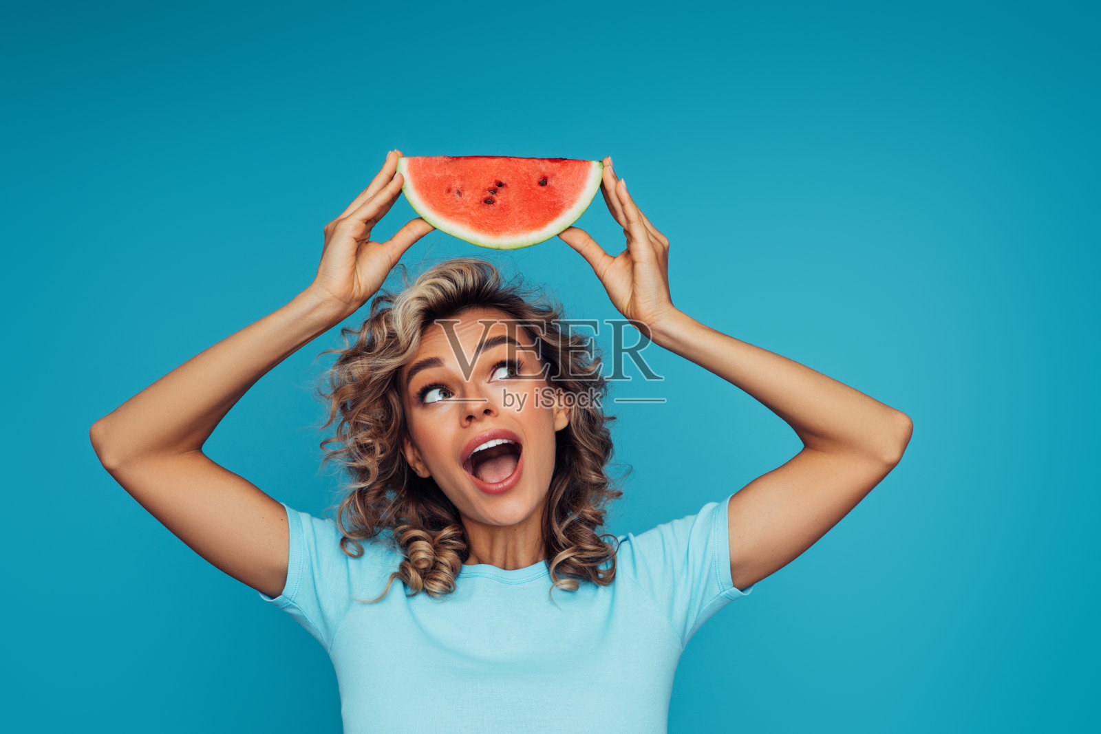 一个漂亮女孩拿着西瓜的工作室肖像照片摄影图片