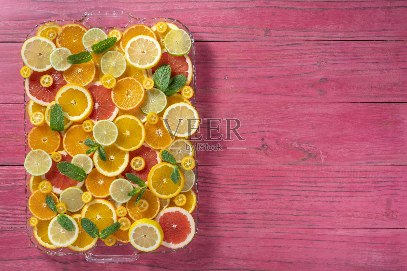 柑橘类水果切片排列橘子、柠檬、酸橙、柚子、橘子和金桔照片摄影图片