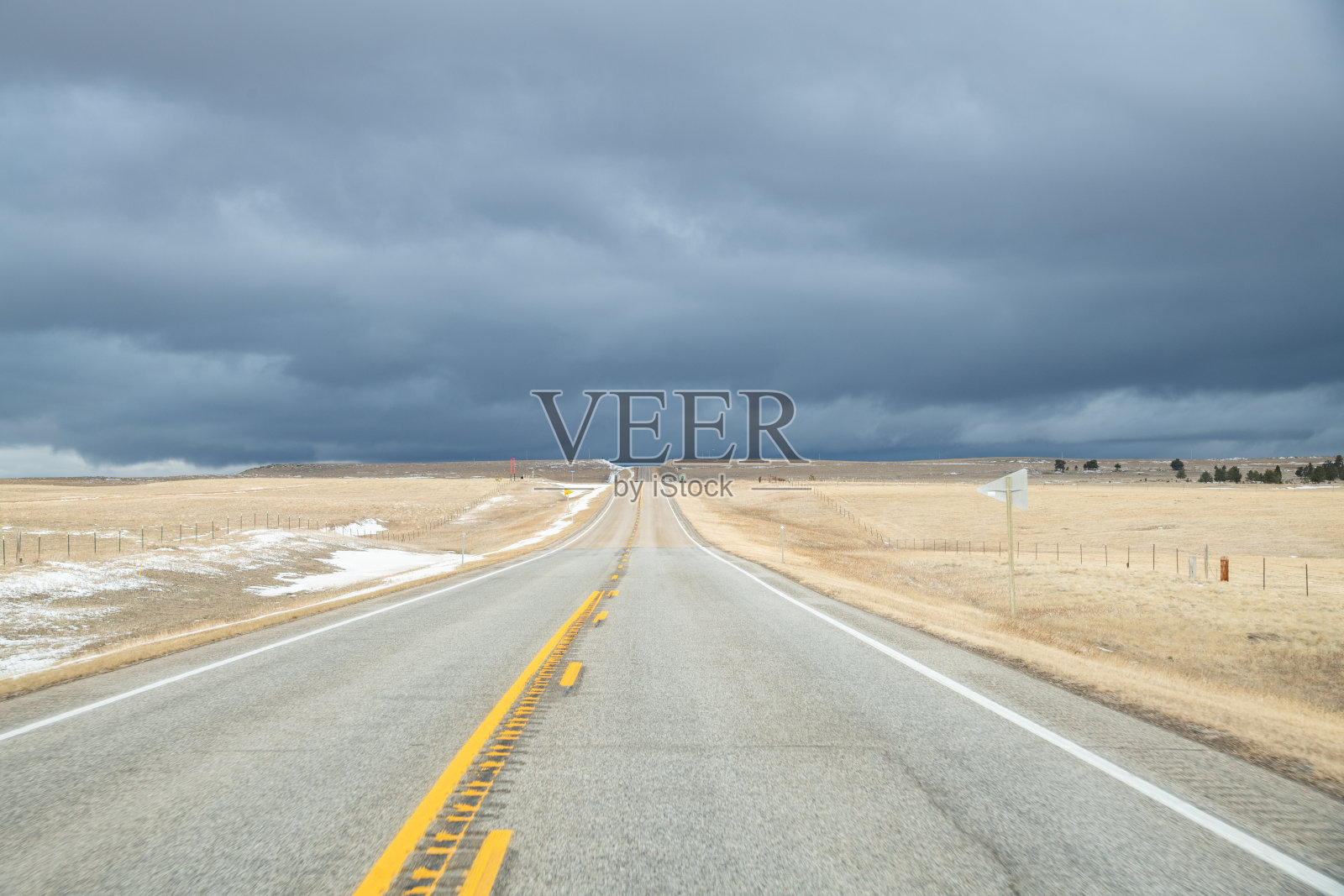 蒙大拿牧场乡村高速公路通向壮观的云朵照片摄影图片