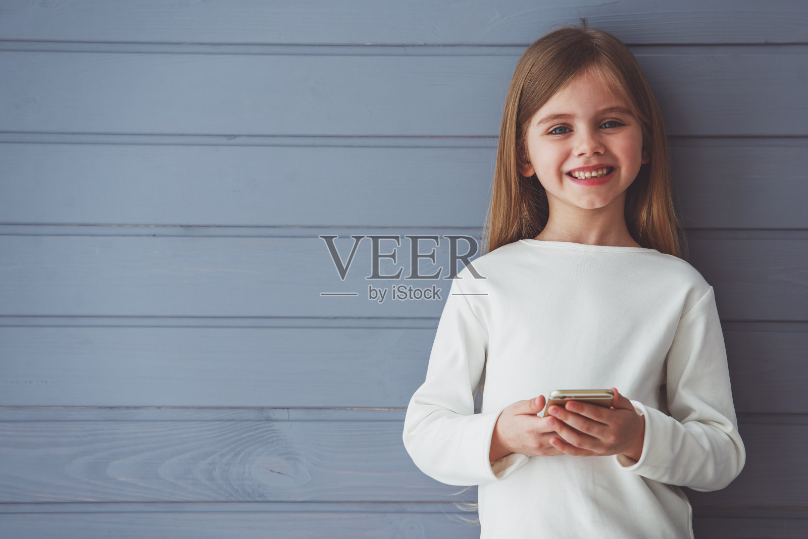 带着小玩意的小女孩照片摄影图片