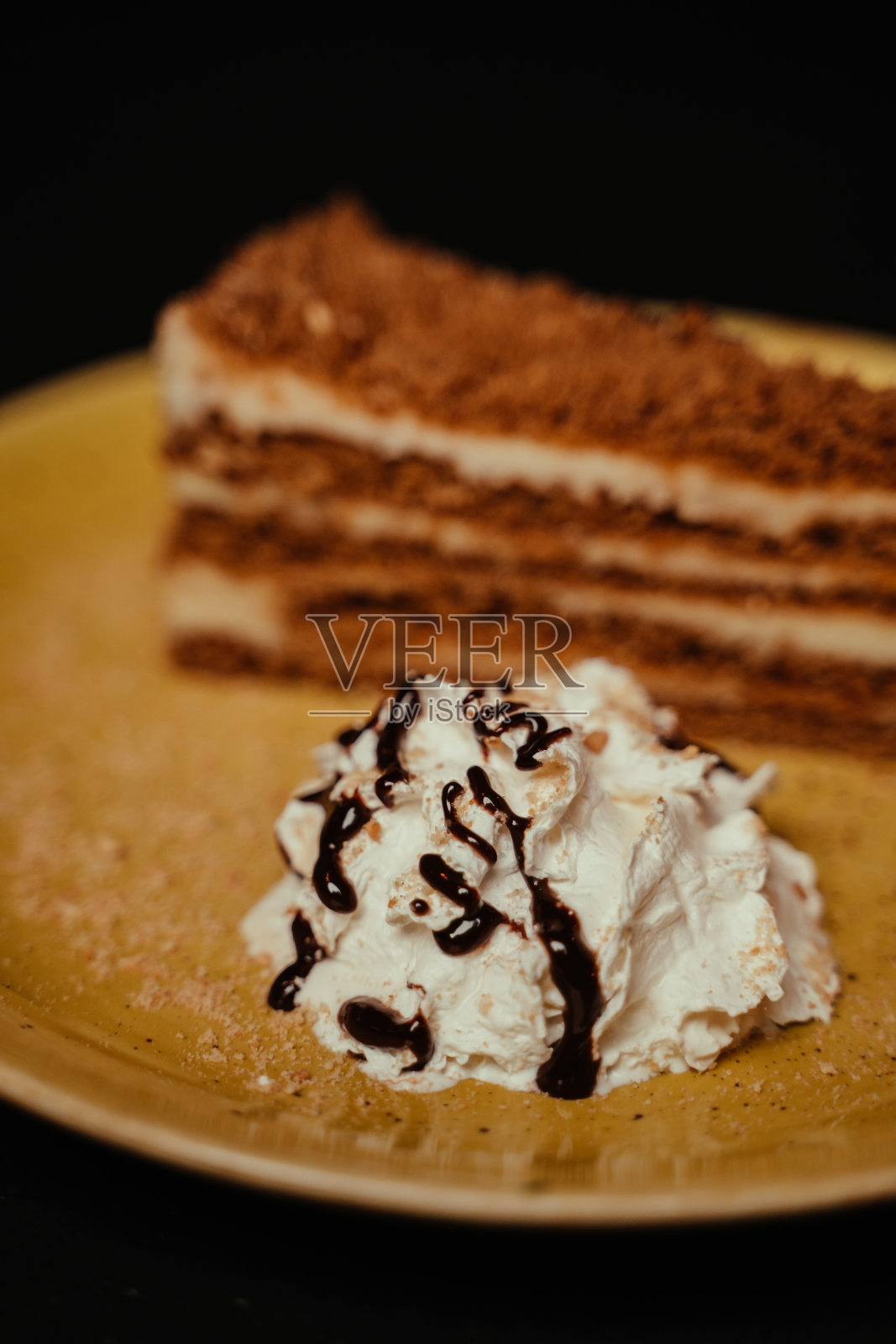 黑色背景的巧克力蛋糕的特写片照片摄影图片