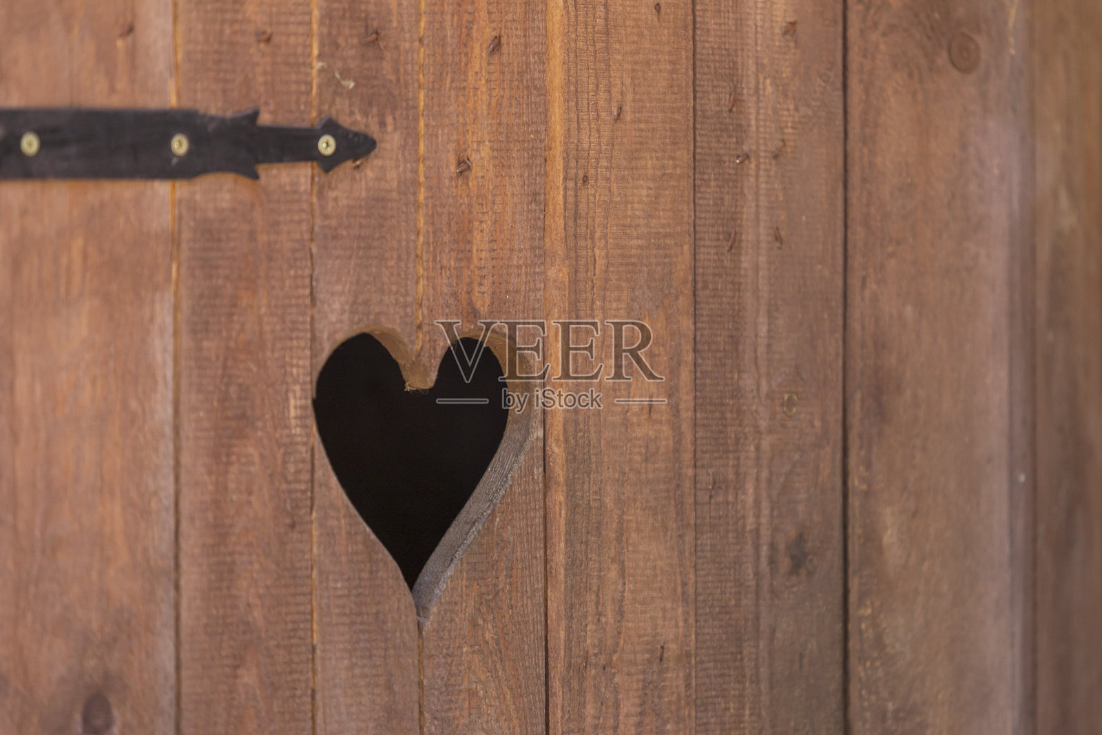 木门带配件,里面雕刻着心照片摄影图片