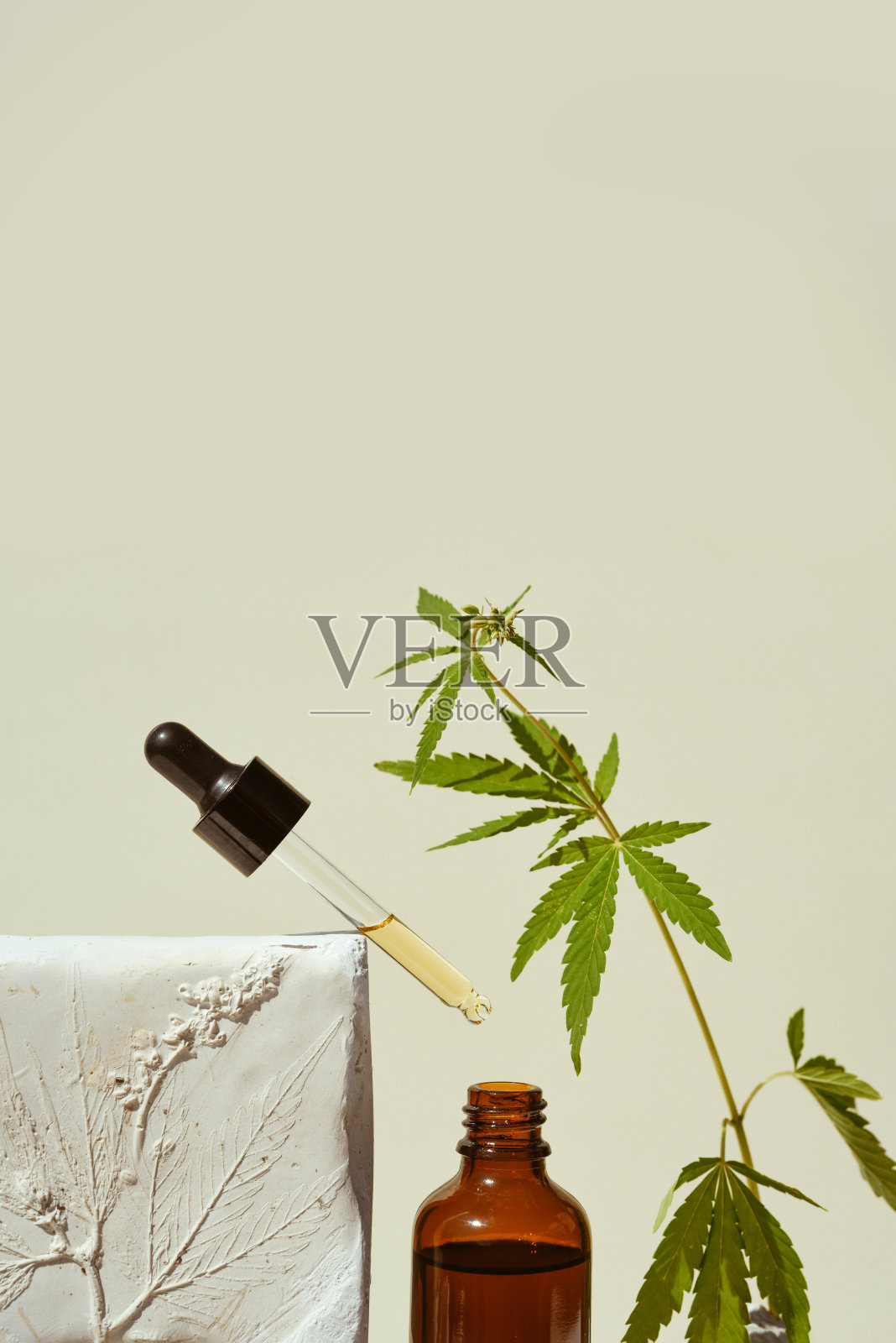 大麻二酚油移液器和开瓶大麻叶照片摄影图片
