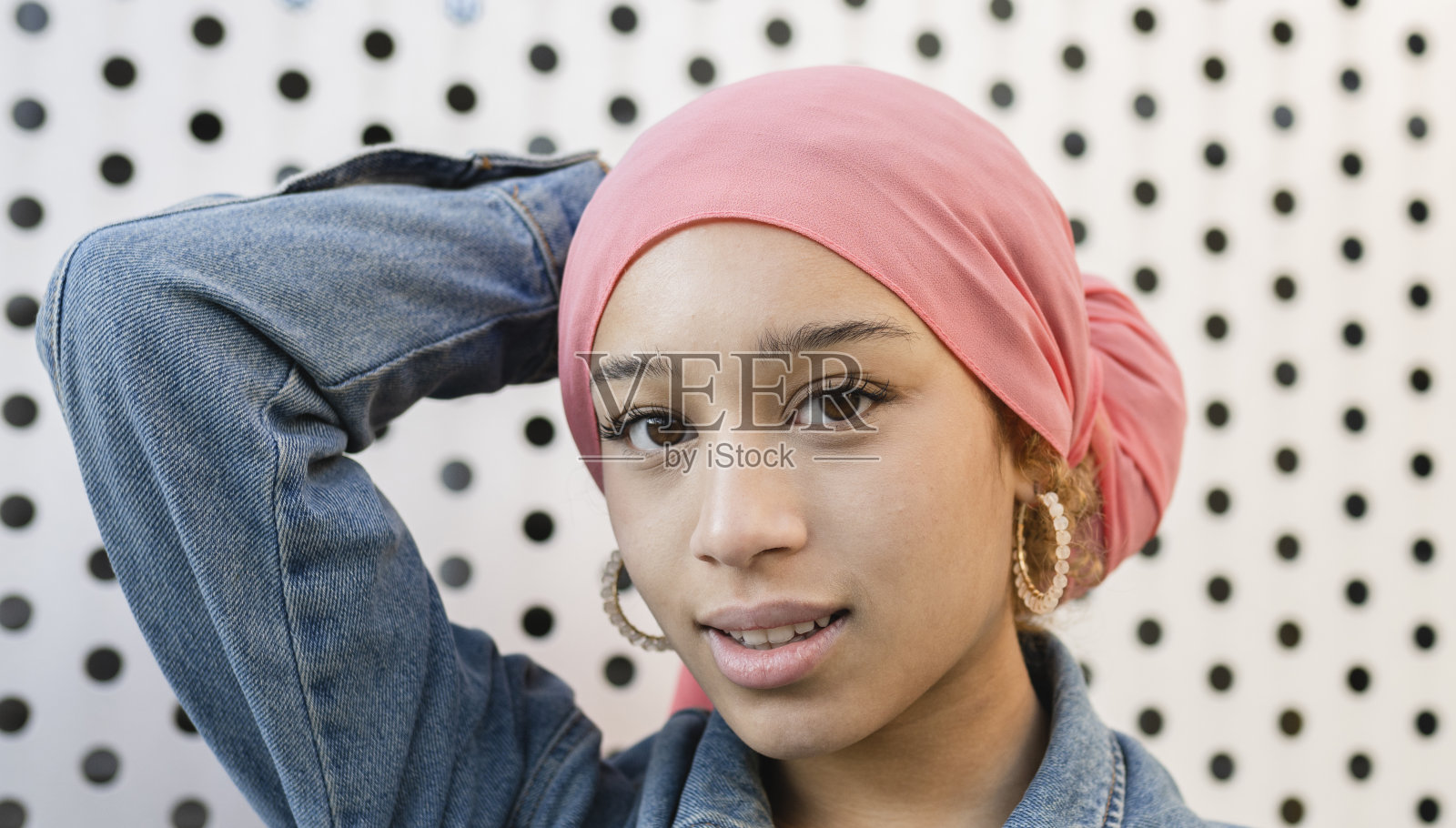 戴着粉色抗癌围巾的美女照片摄影图片