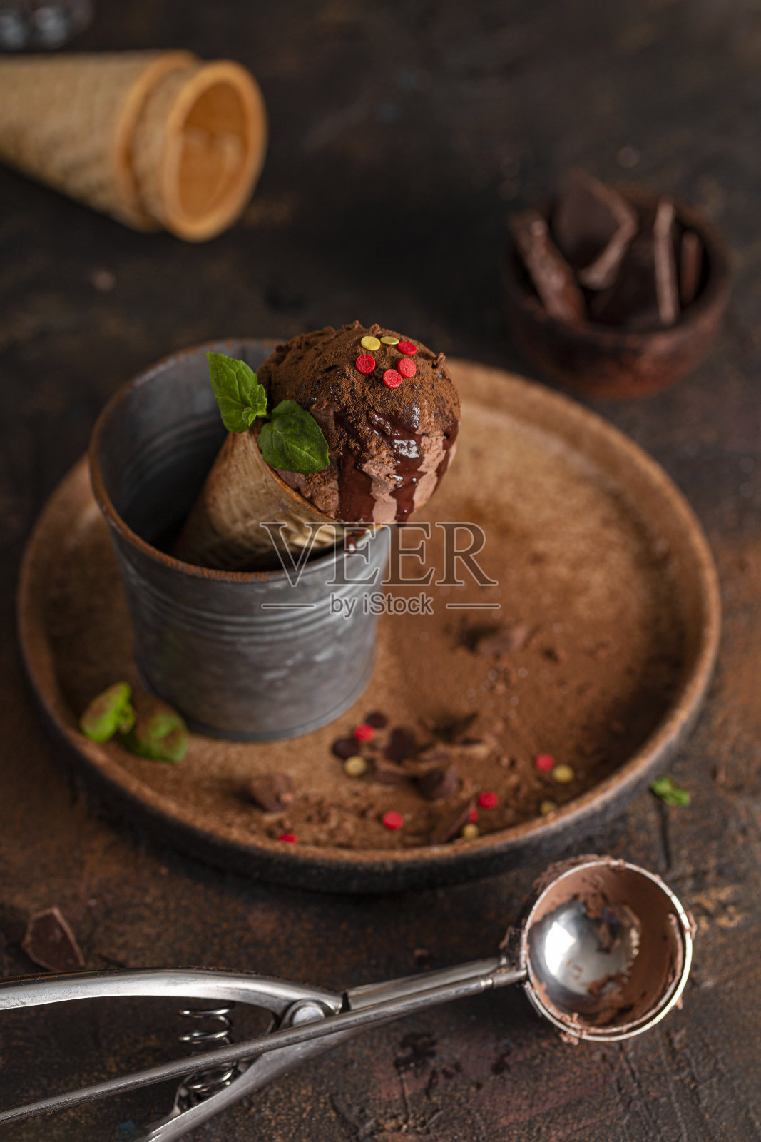 自制巧克力冰淇淋蛋卷配巧克力糖浆和薄荷,垂直照片照片摄影图片