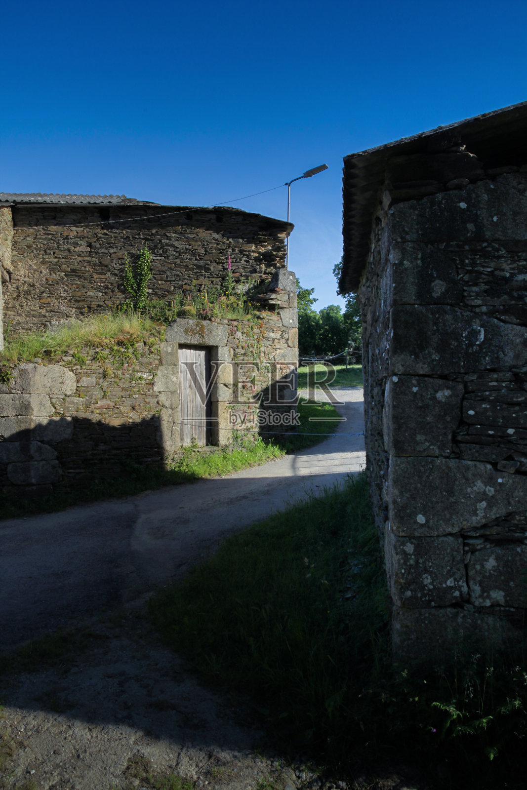 阳光明媚的西班牙老街照片摄影图片
