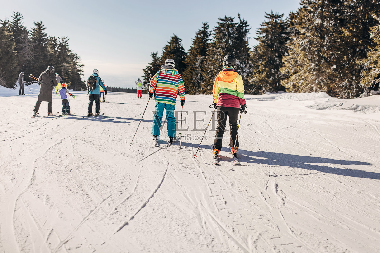 父亲和女儿滑雪照片摄影图片