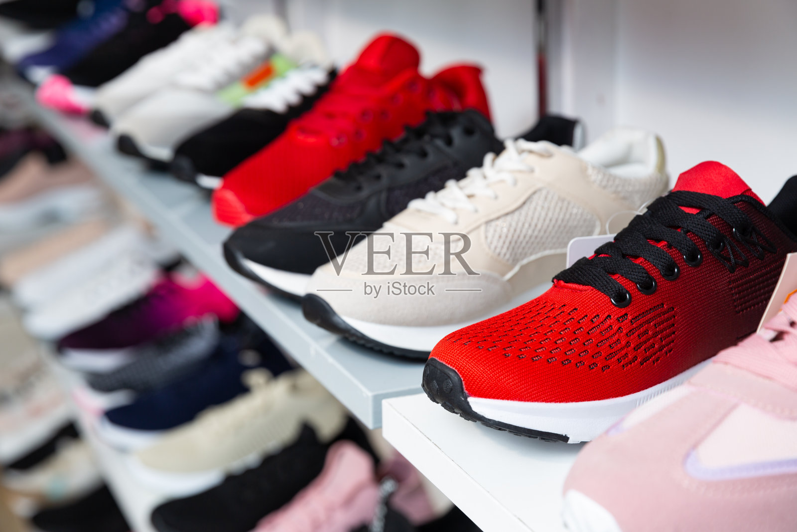 在商店里卖运动鞋照片摄影图片