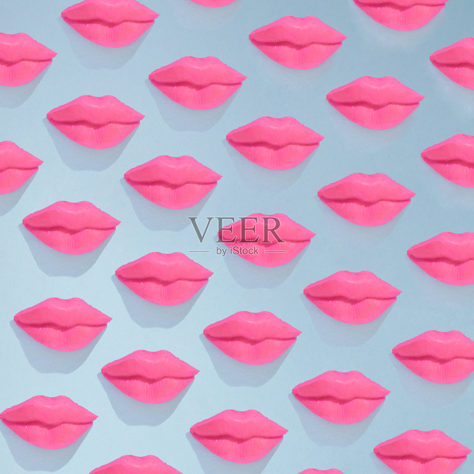 亲吻粉色与阴影在一排做有趣的概念设计。爱美补美的现代观念。时尚女性平躺在柔和的蓝天背景上照片摄影图片