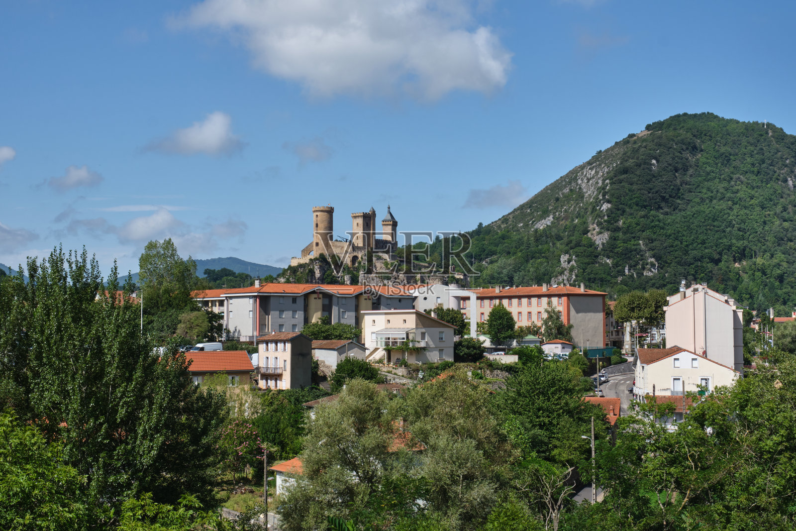 俯瞰Foix镇和它的中世纪山顶城堡(Château de Foix), Ariège,奥西塔尼,法国照片摄影图片