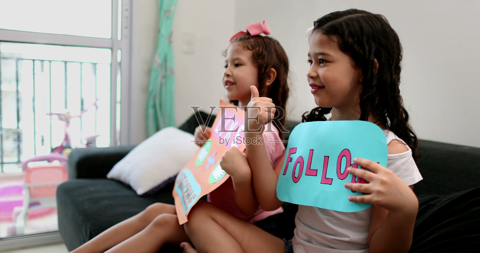 两个小妹妹要求观众订阅并喜欢频道照片摄影图片