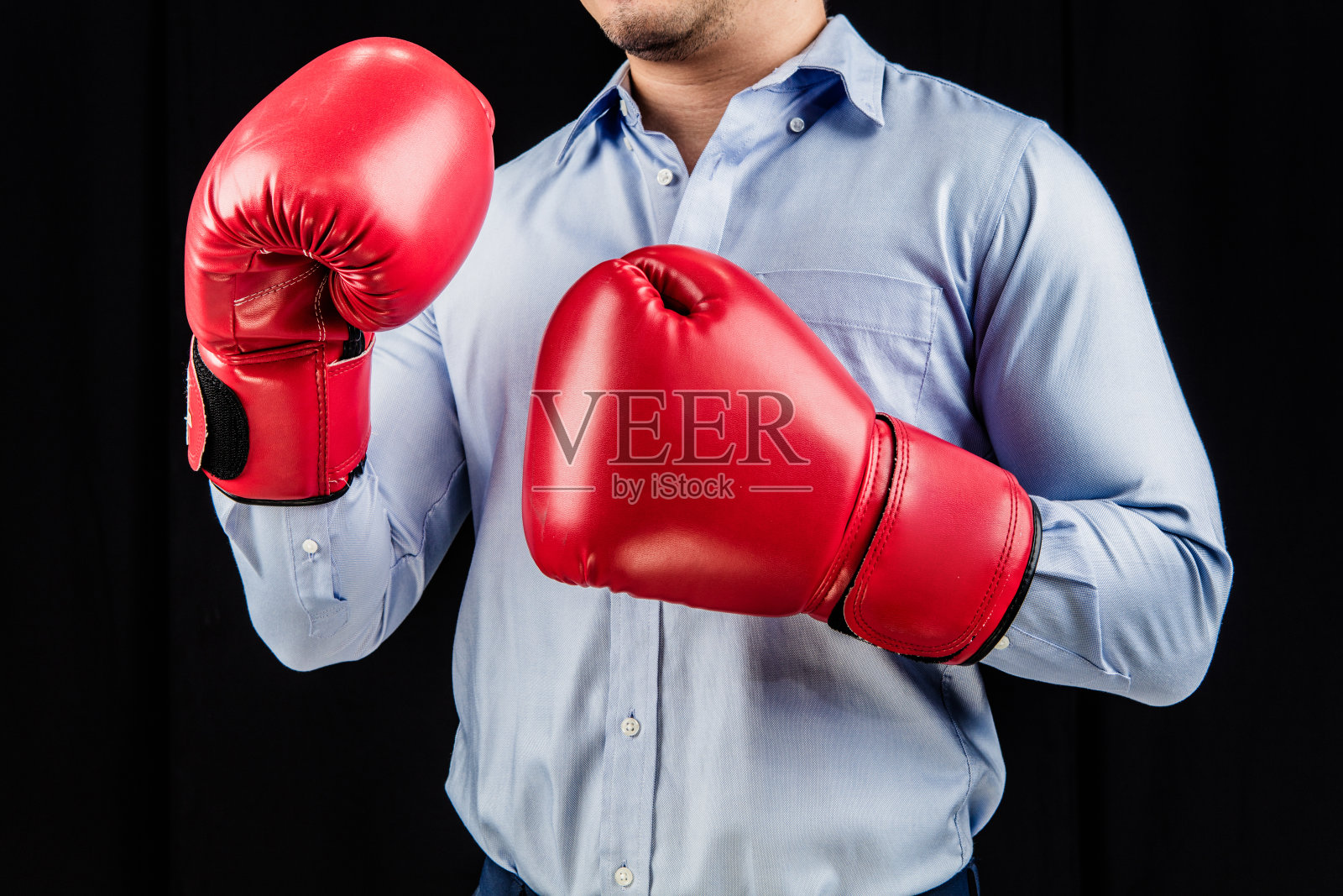 站在拳击场上的商人照片摄影图片