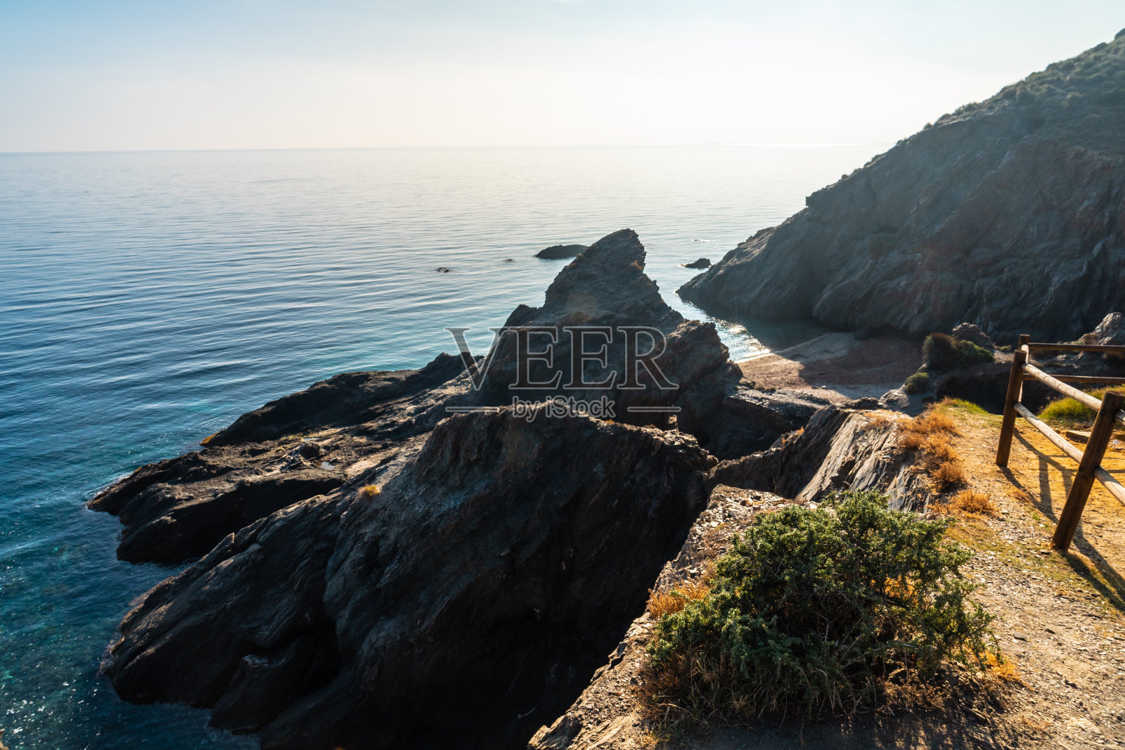 从上面俯瞰Cuevas del Almanzora的海滩,卡拉Peñon切断了Almería的一个处女和隐藏的海滩。地中海沿岸,Almería照片摄影图片