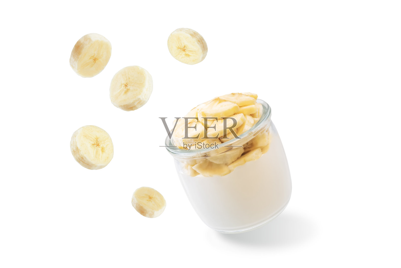 希腊酸奶和香蕉片在一个白色的孤立背景玻璃照片摄影图片
