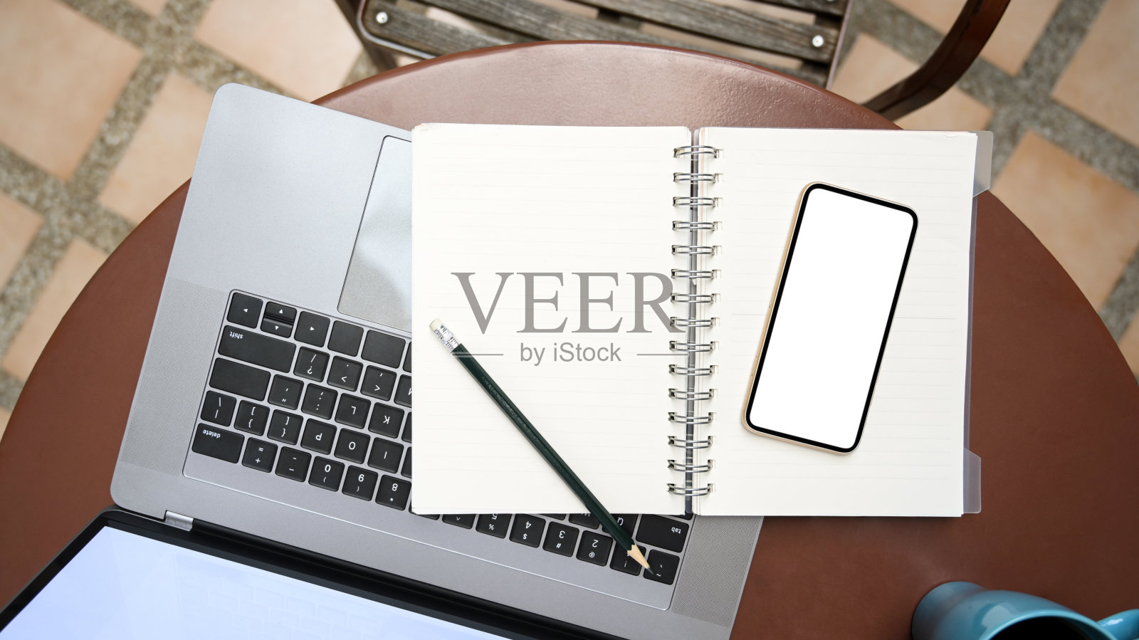 头顶上的一个工作空间的笔记本电脑,螺旋形笔记本,和智能手机照片摄影图片