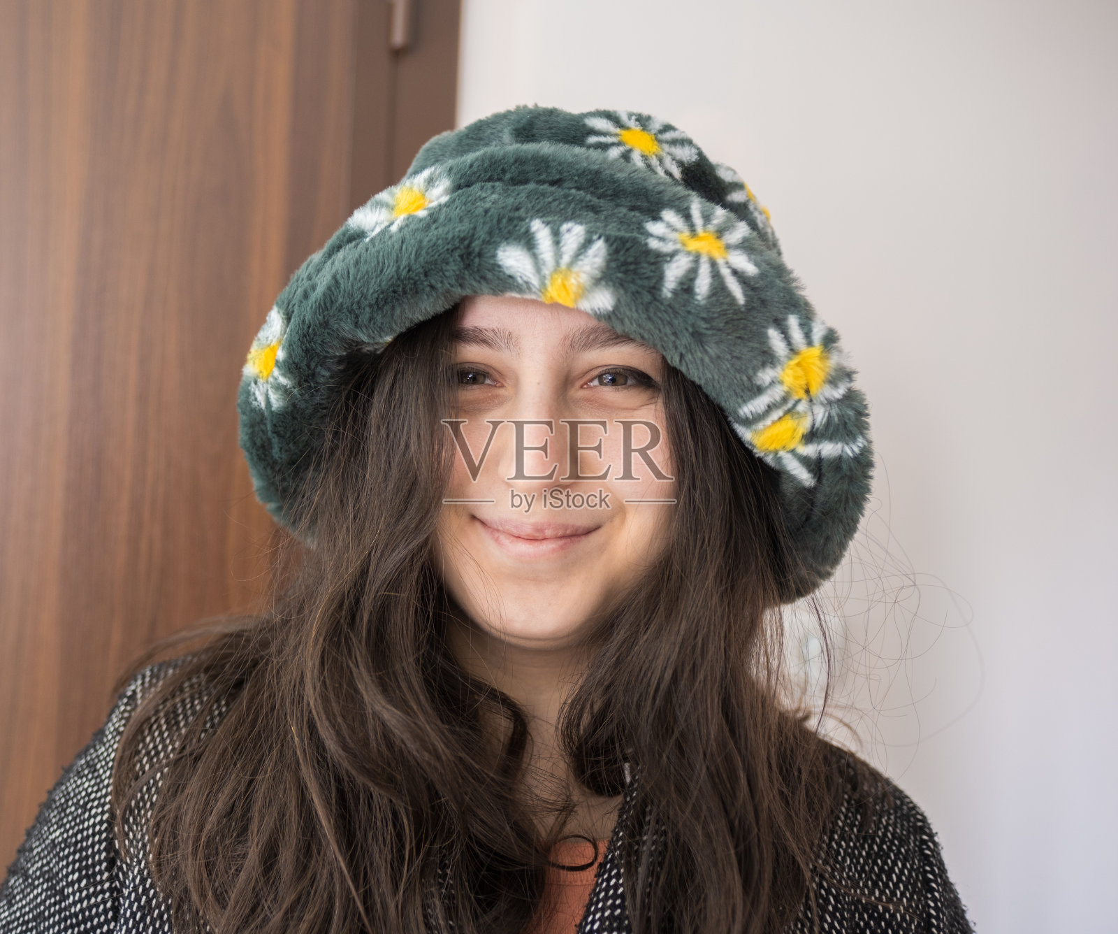 戴着冬季帽子和穿着外套的年轻女子肖像照片摄影图片