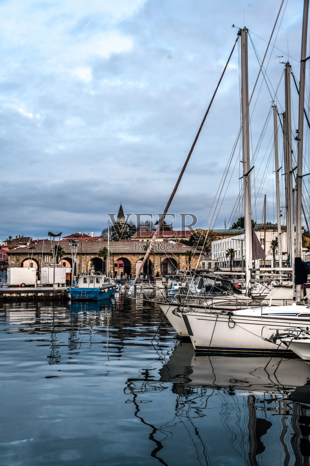 斯洛文尼亚科佩尔的美丽游艇照片摄影图片