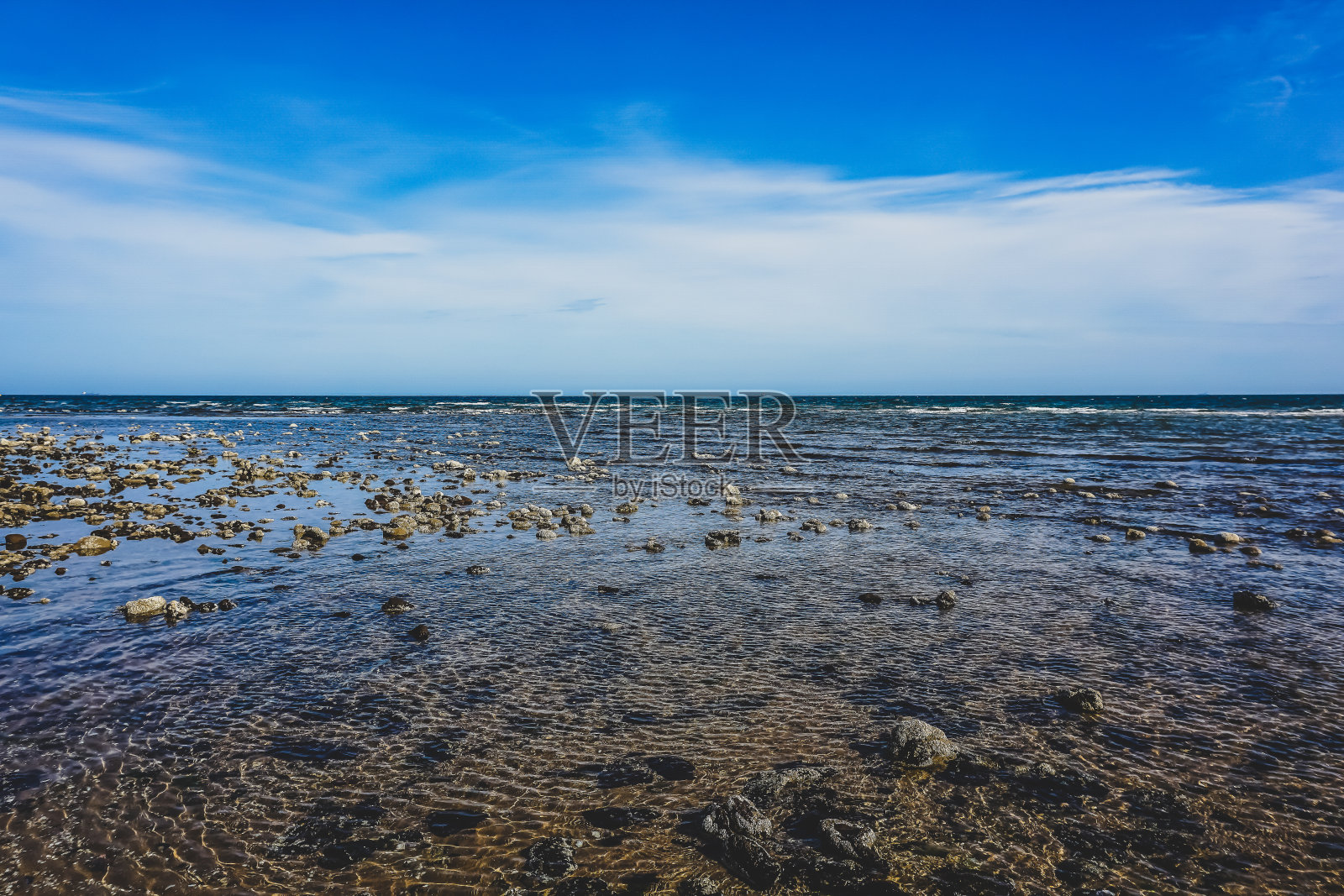 澳大利亚海上的石滩。照片摄影图片