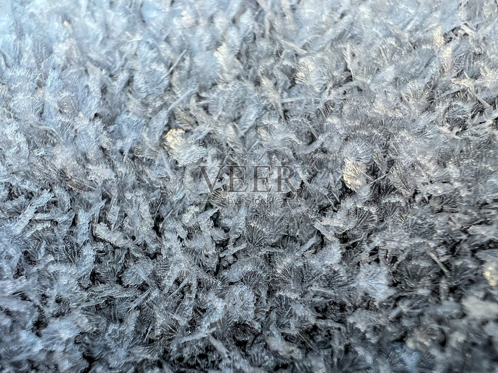 车顶上漂亮的冰晶。照片摄影图片