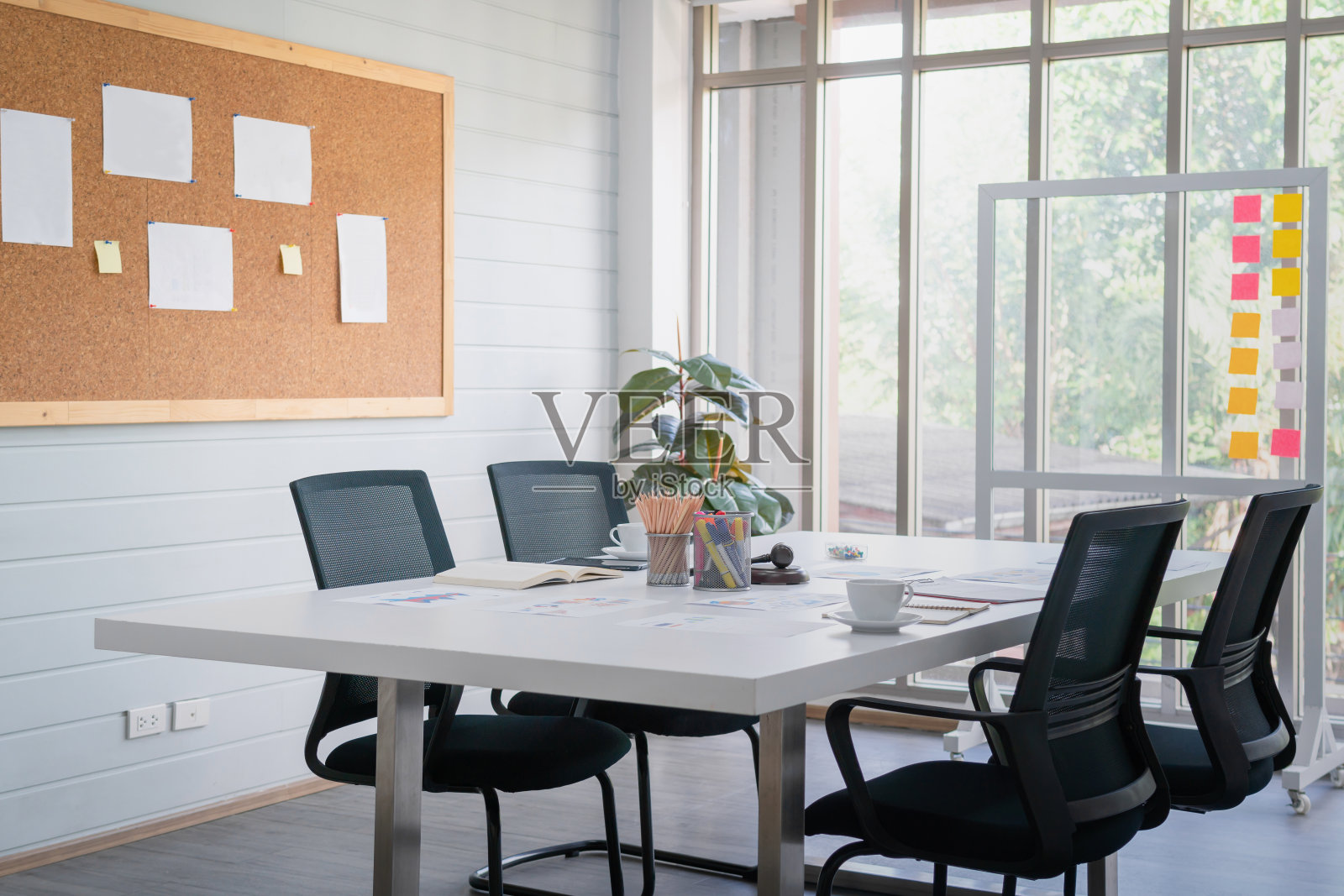 公司会议室空无一人,提供商业理念,会议室有桌子和设备照片摄影图片