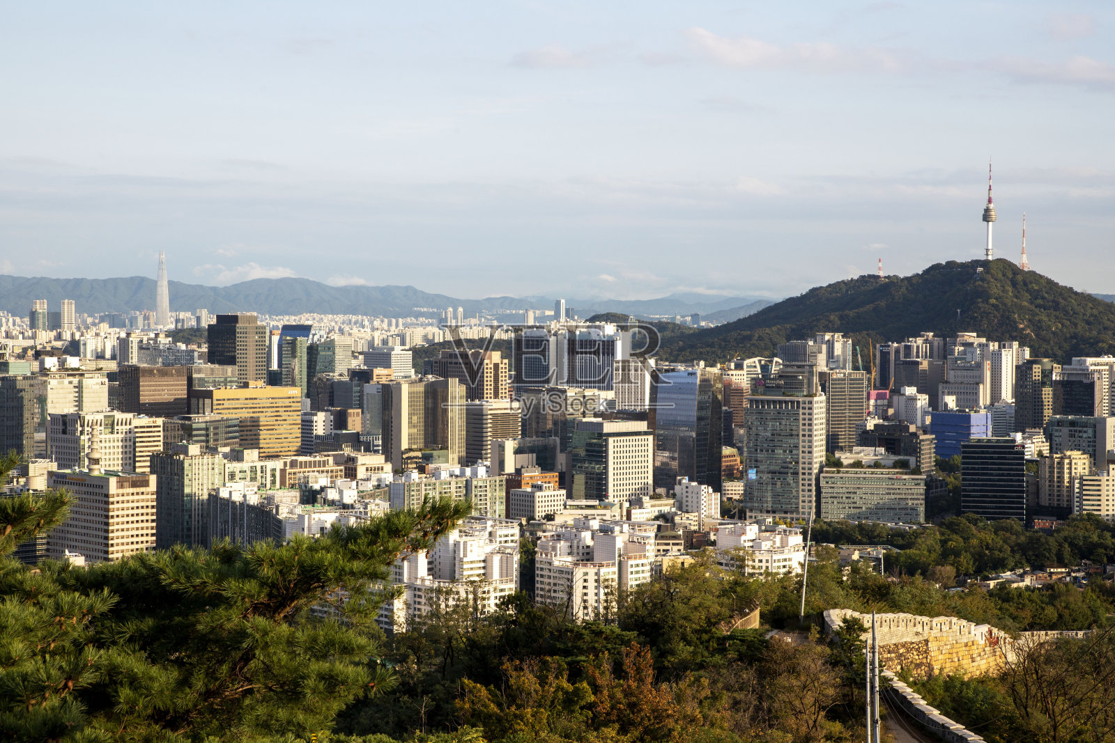 从仁王山俯瞰首尔的景色照片摄影图片