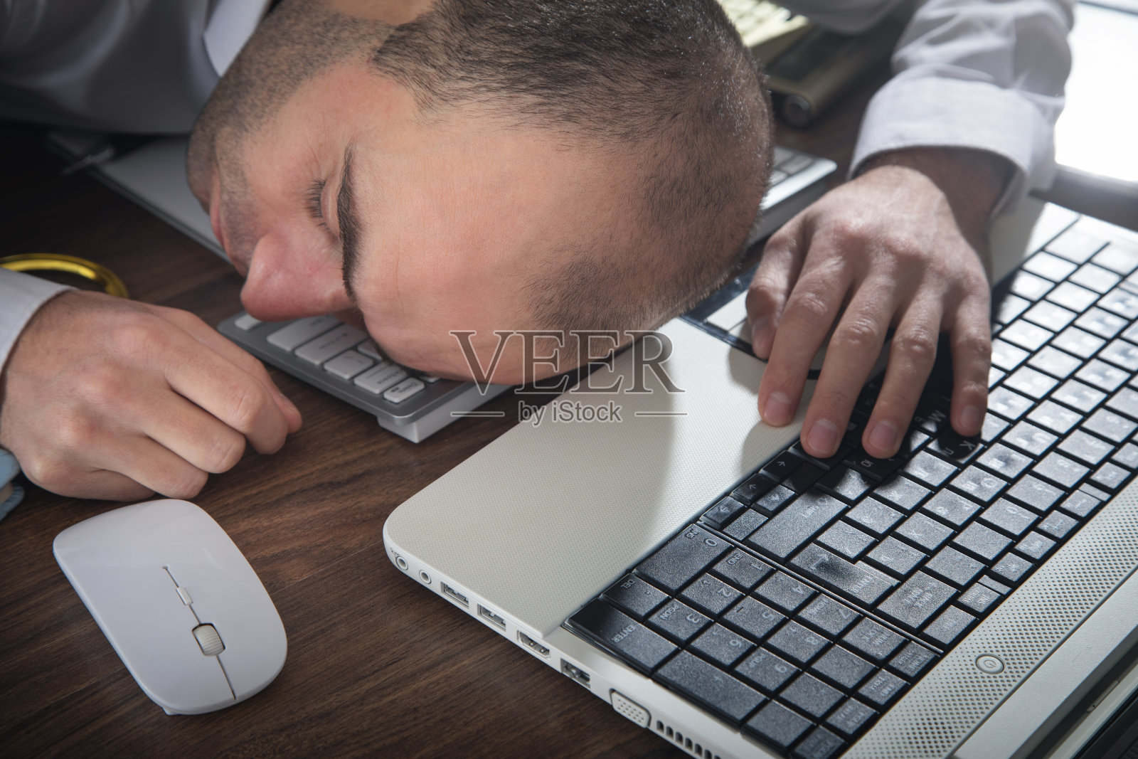 工作过度的人在办公室睡觉。照片摄影图片