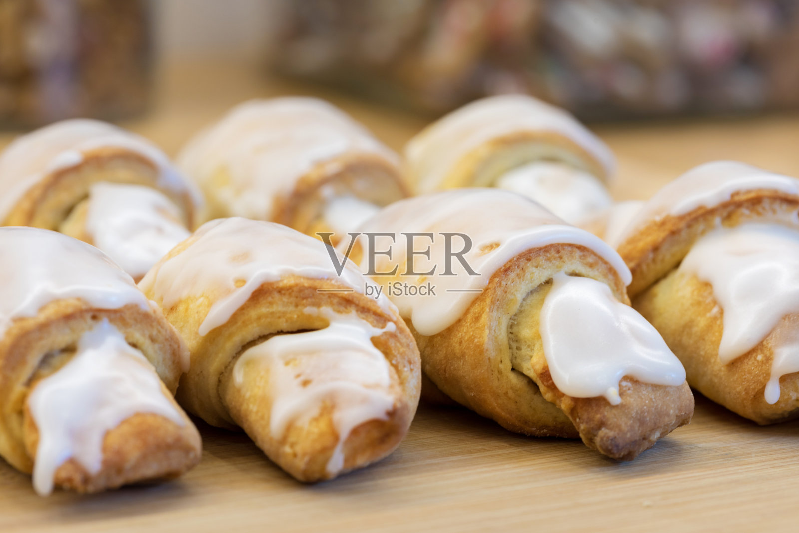 新鲜酥脆的牛角面包,上面撒着糖霜照片摄影图片