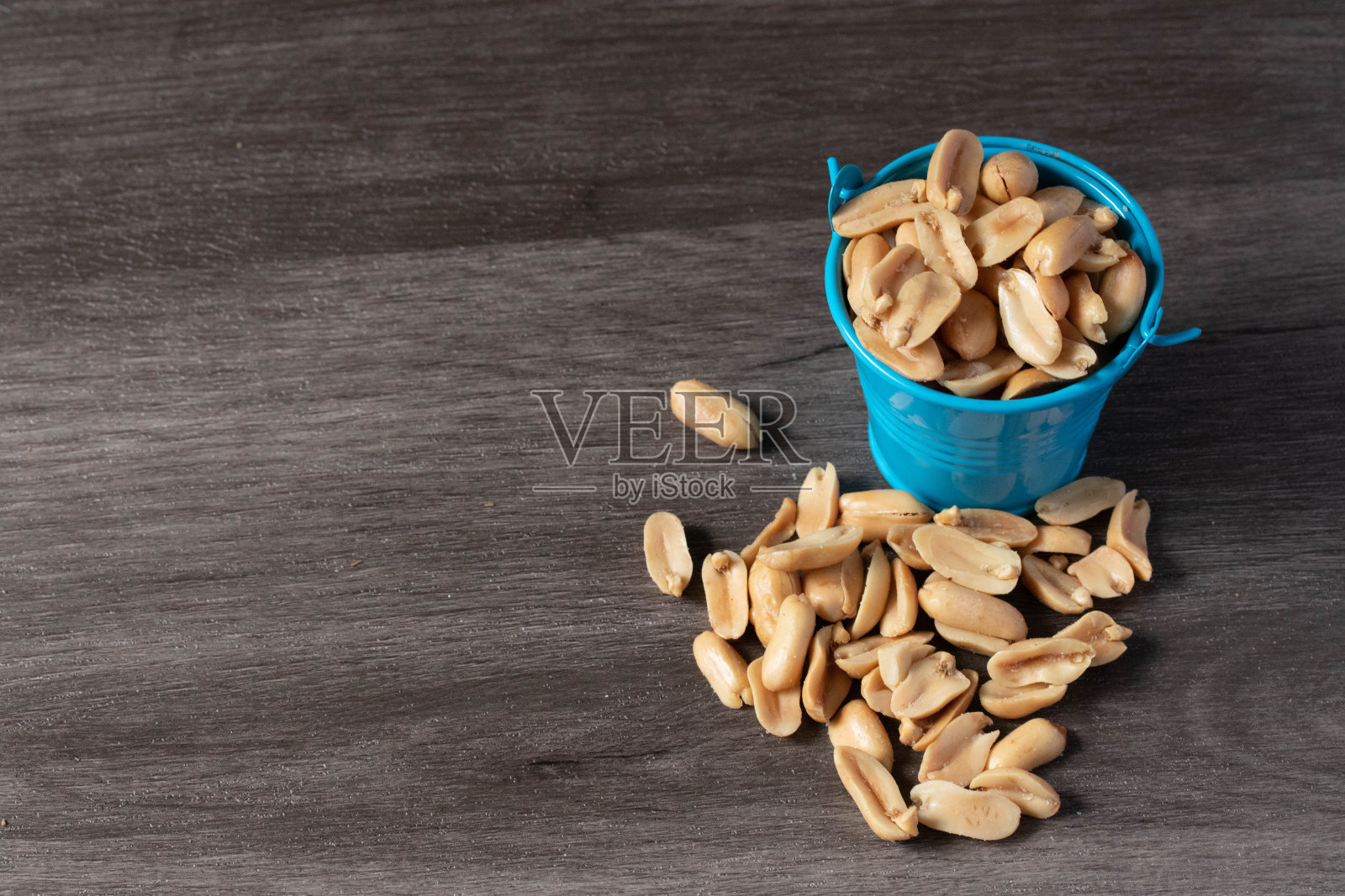 在木制背景的桶里烤花生照片摄影图片