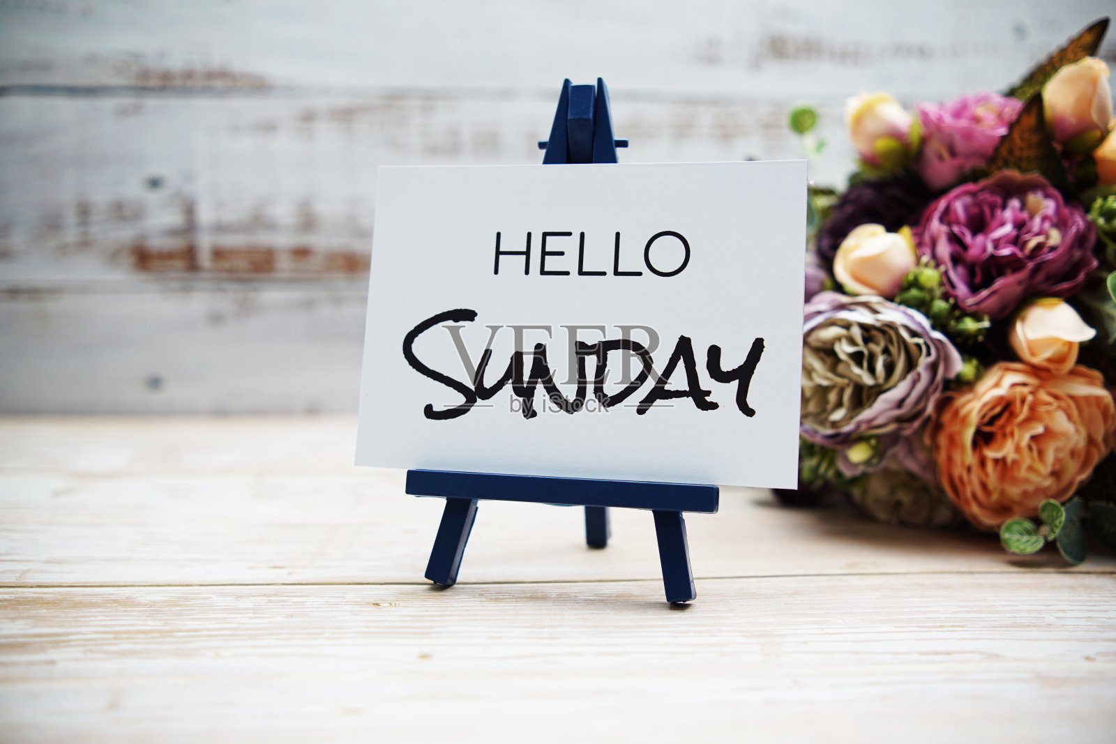 Hello Sunday文本与花束在木制背景照片摄影图片