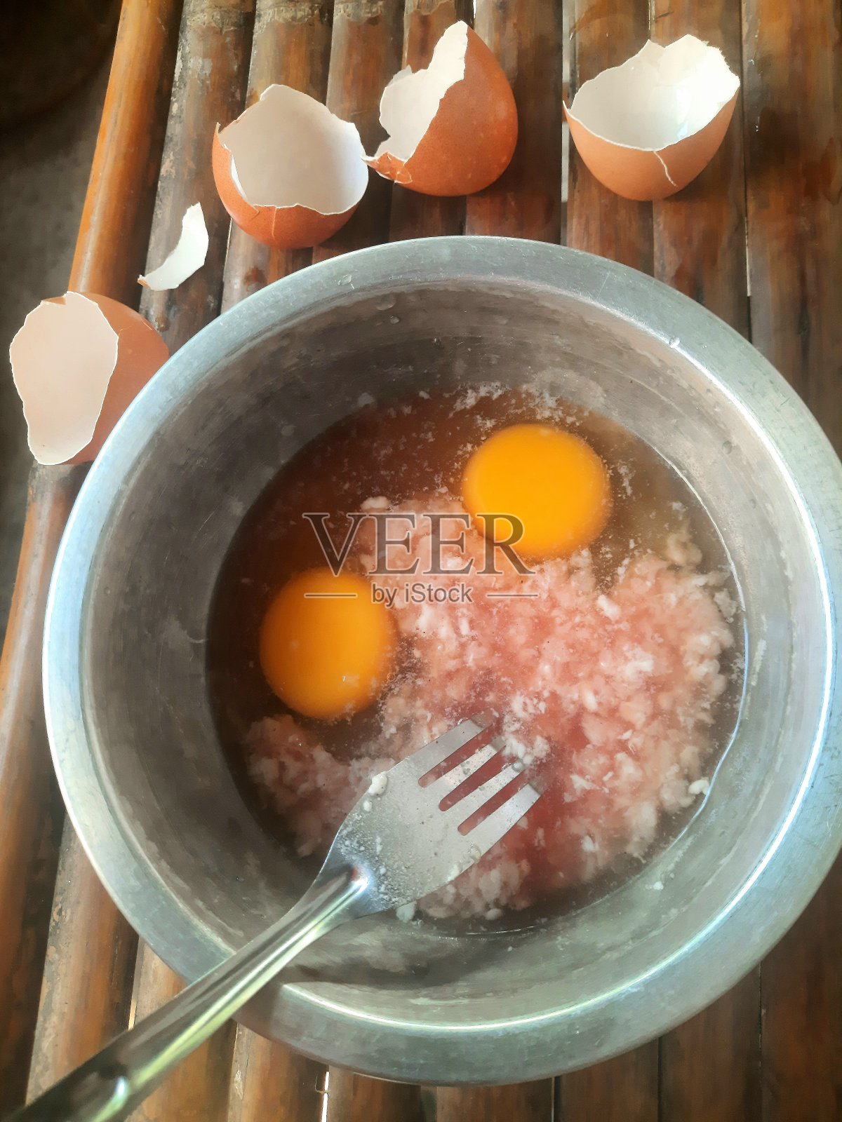准备煮猪肉卷-食物准备。照片摄影图片
