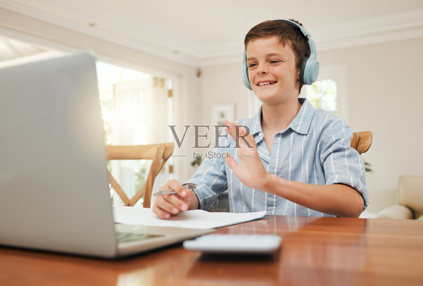 一个小男孩在家上在线课程的照片照片摄影图片