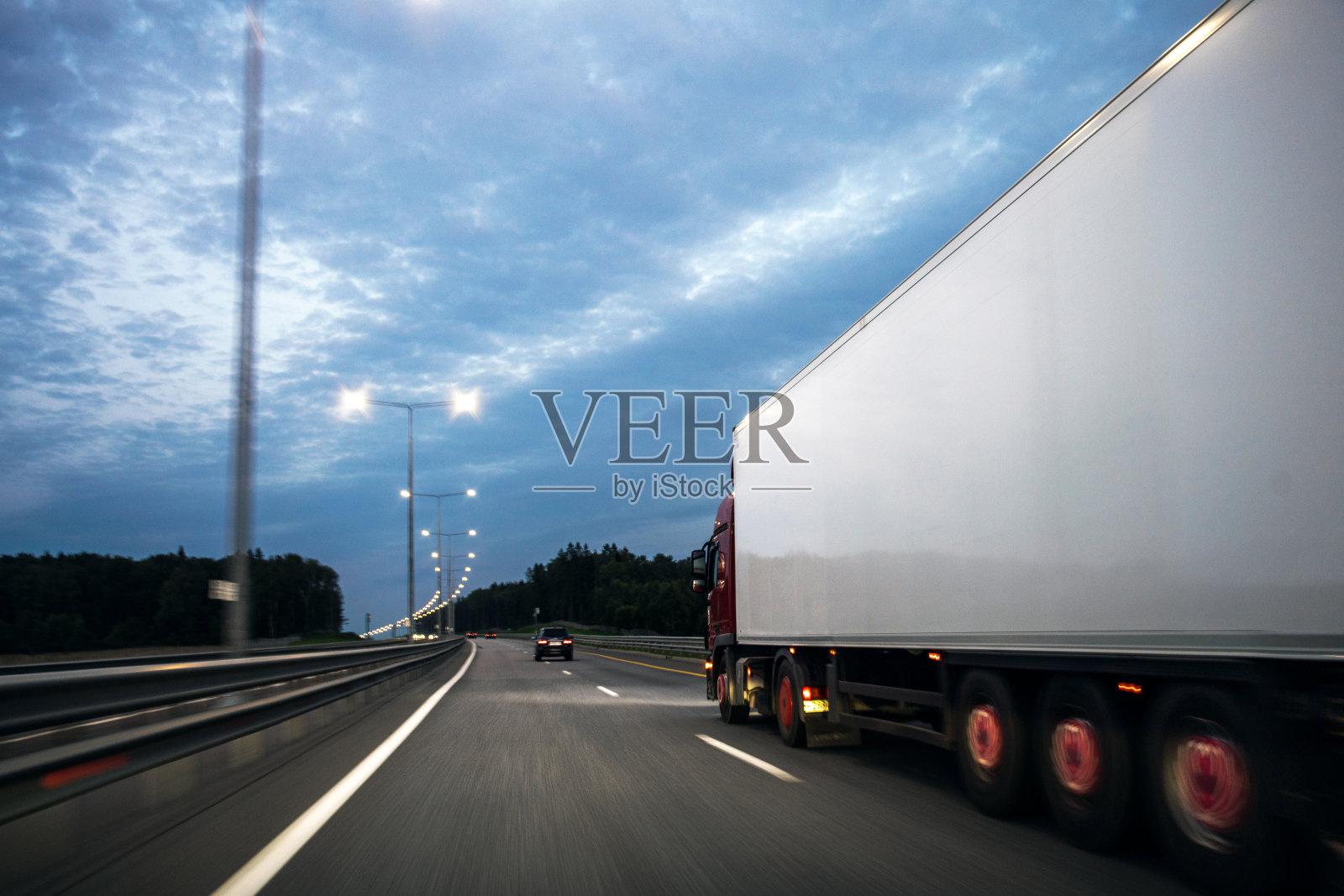 傍晚,一辆卡车在高速公路上行驶照片摄影图片