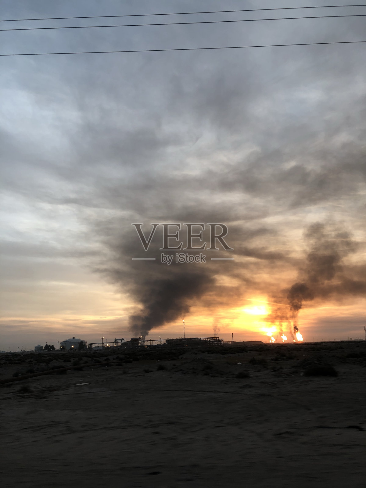 空气污染,日落时的黑烟照片摄影图片