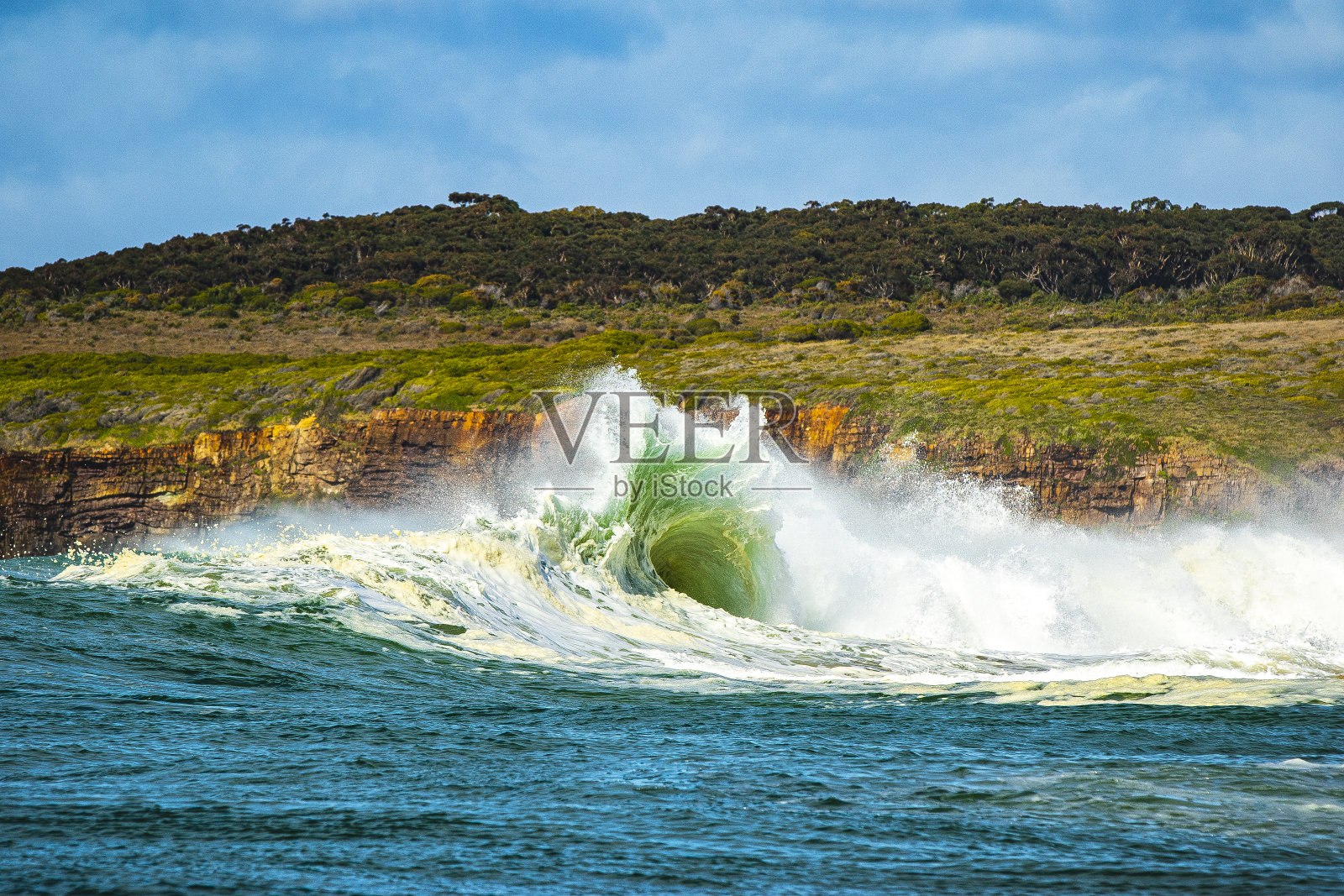 汹涌的风暴巨浪冲破澳大利亚海岸线照片摄影图片