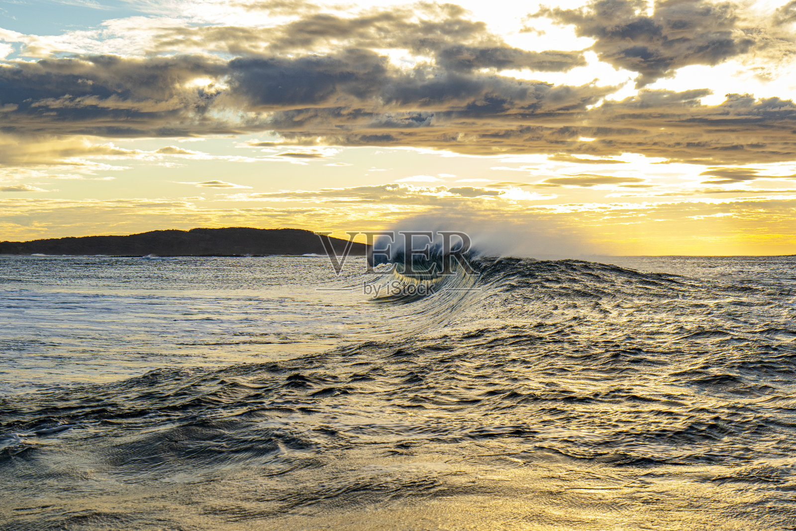 广角拍摄灿烂的早晨日出云景,金色的波浪拍打在金色的水面上照片摄影图片