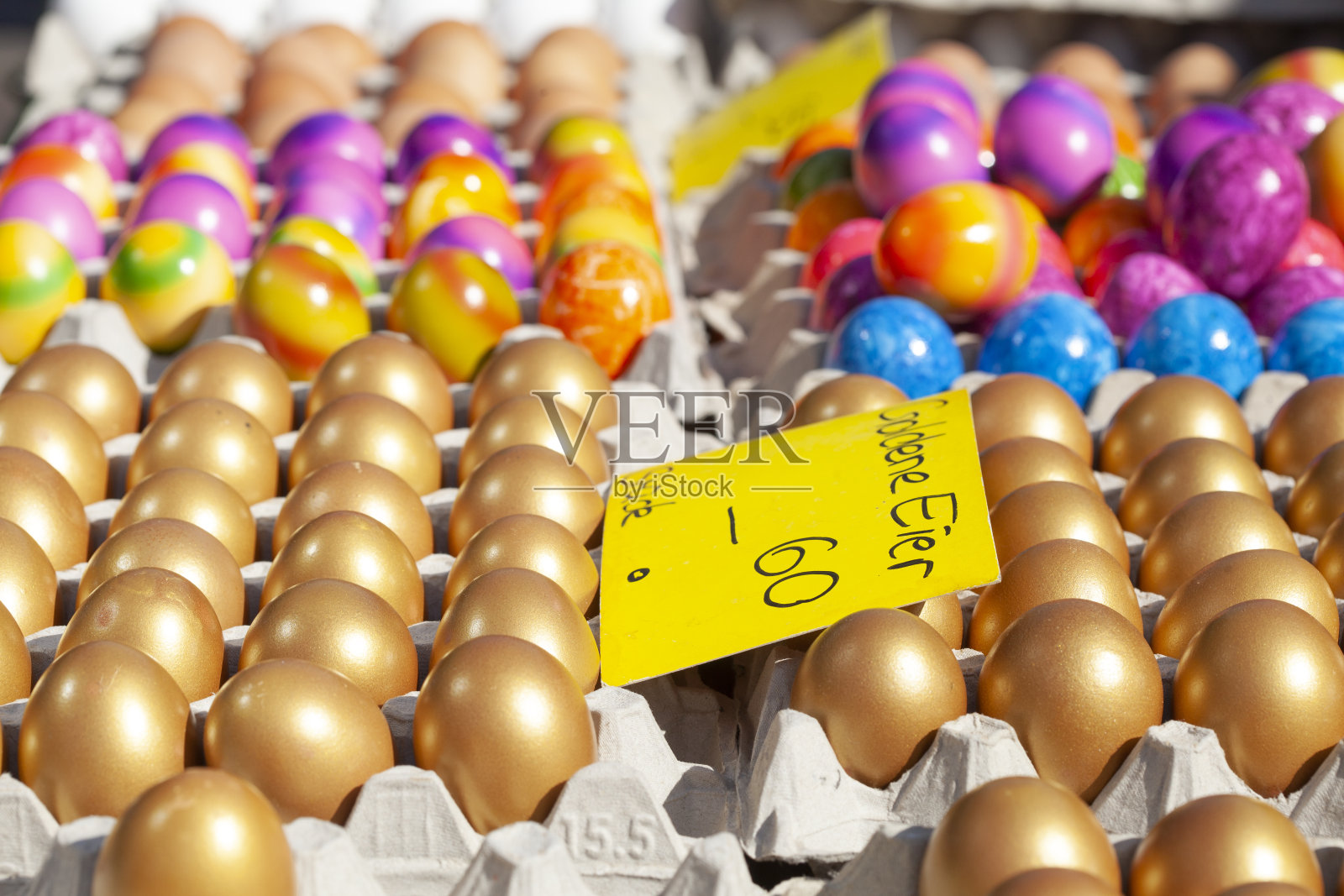德国不来梅的一个市场摊位上,蛋壳上标有价格标签的棕色彩色鸡蛋照片摄影图片