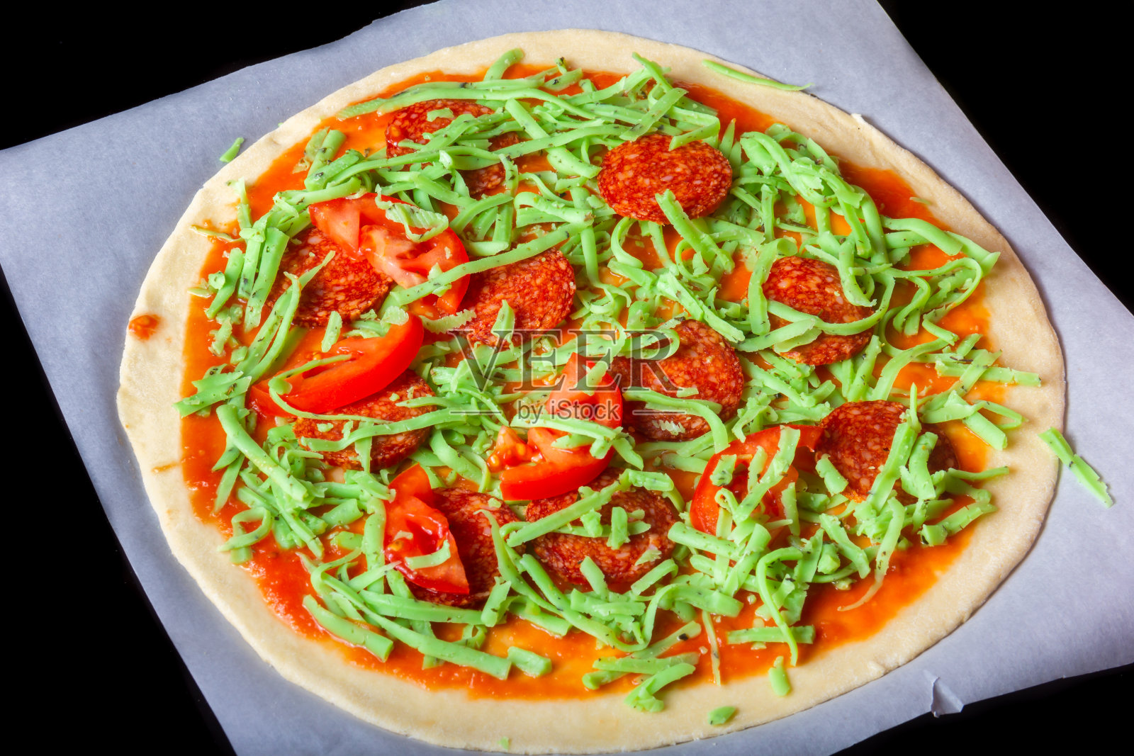 用绿色奶酪制作披萨的过程照片摄影图片