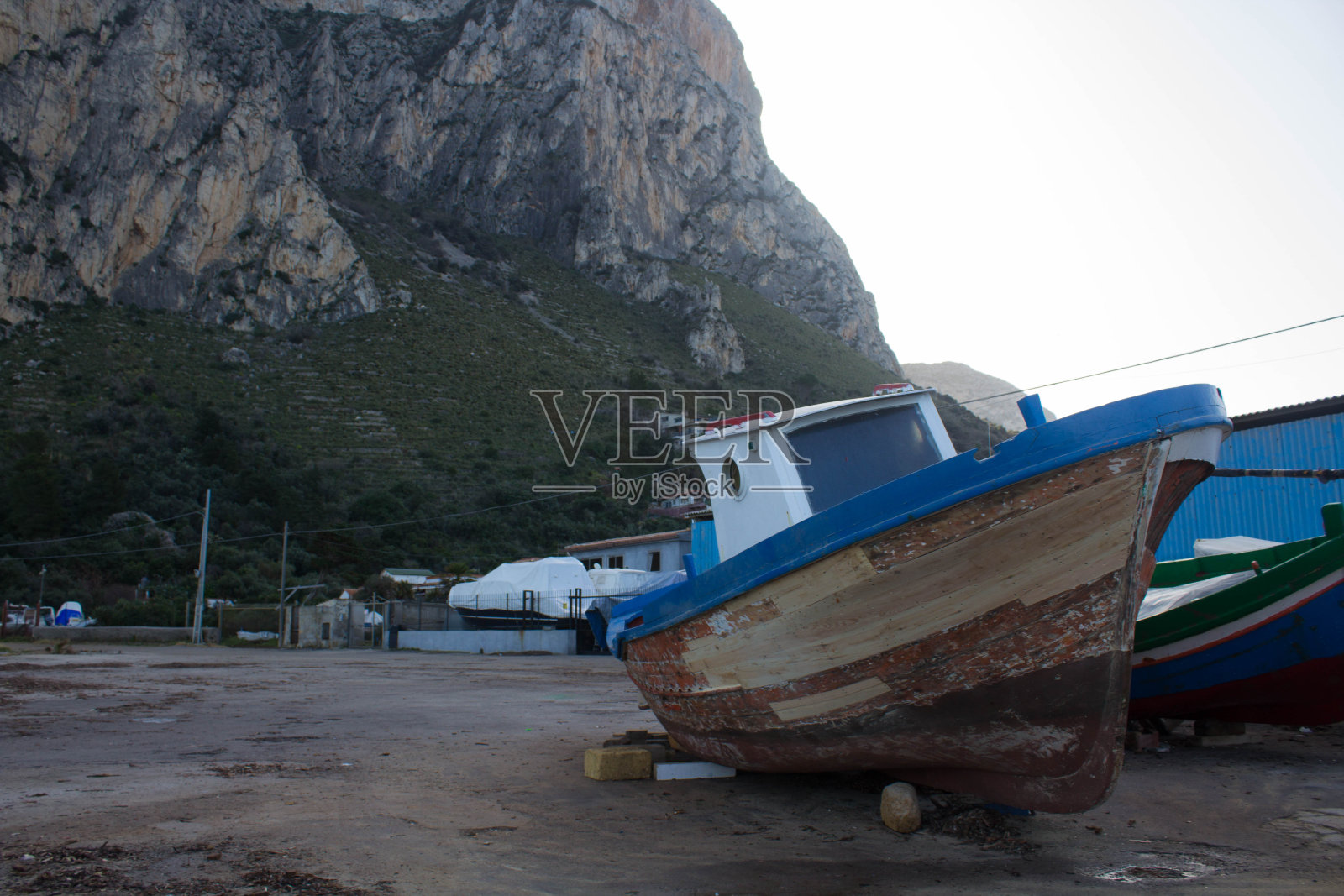 渔船停泊在港口照片摄影图片