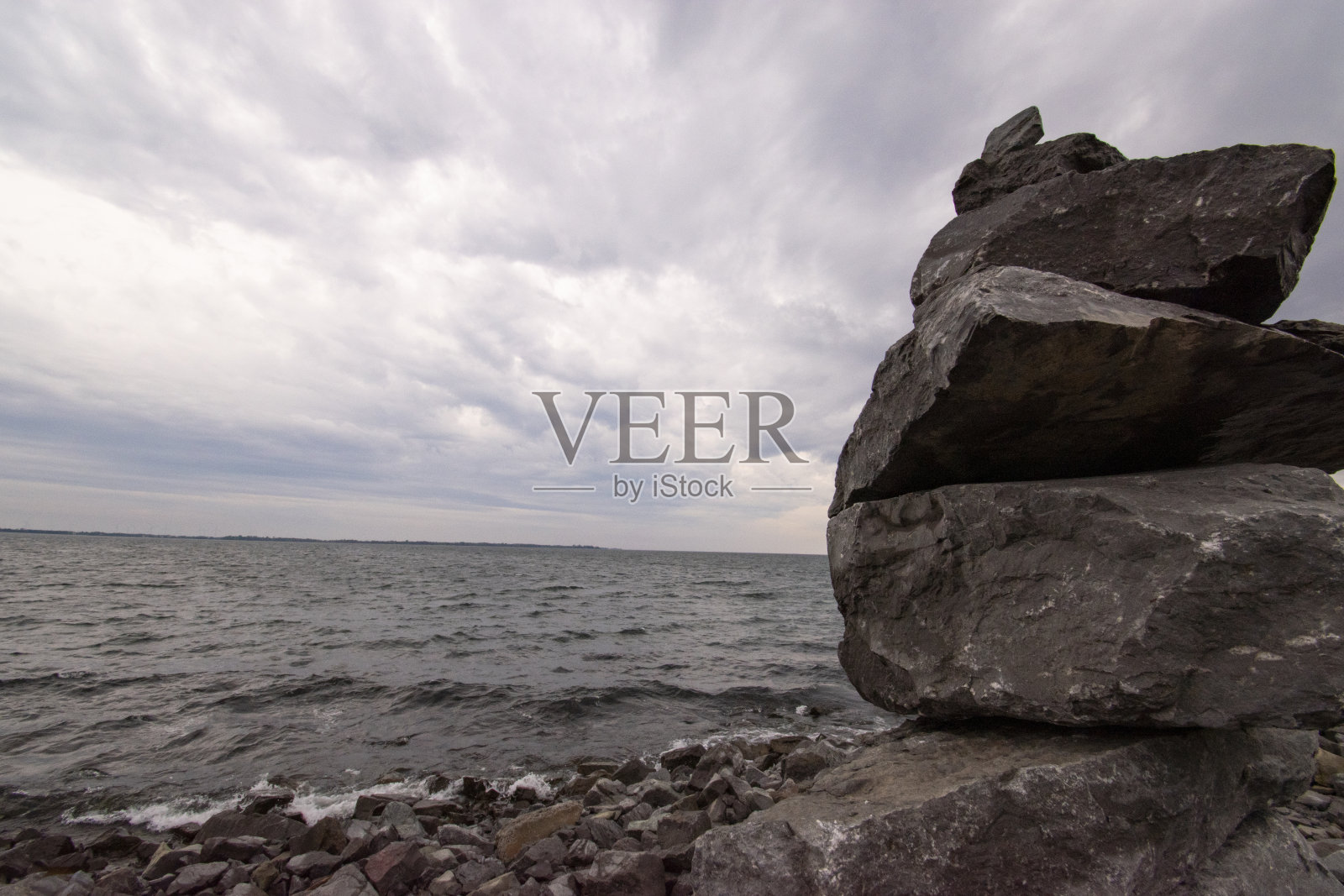 Inukshuk和海浪照片摄影图片