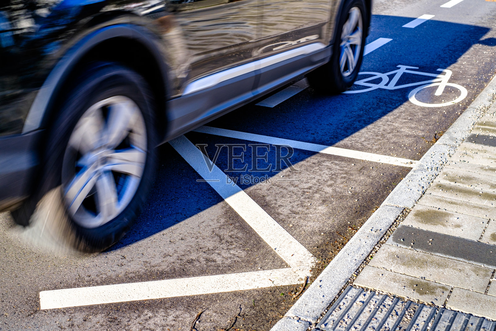 街道上的自行车道照片摄影图片