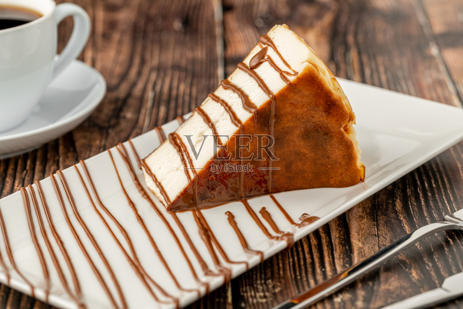 圣塞巴斯蒂安芝士蛋糕切块配咖啡照片摄影图片