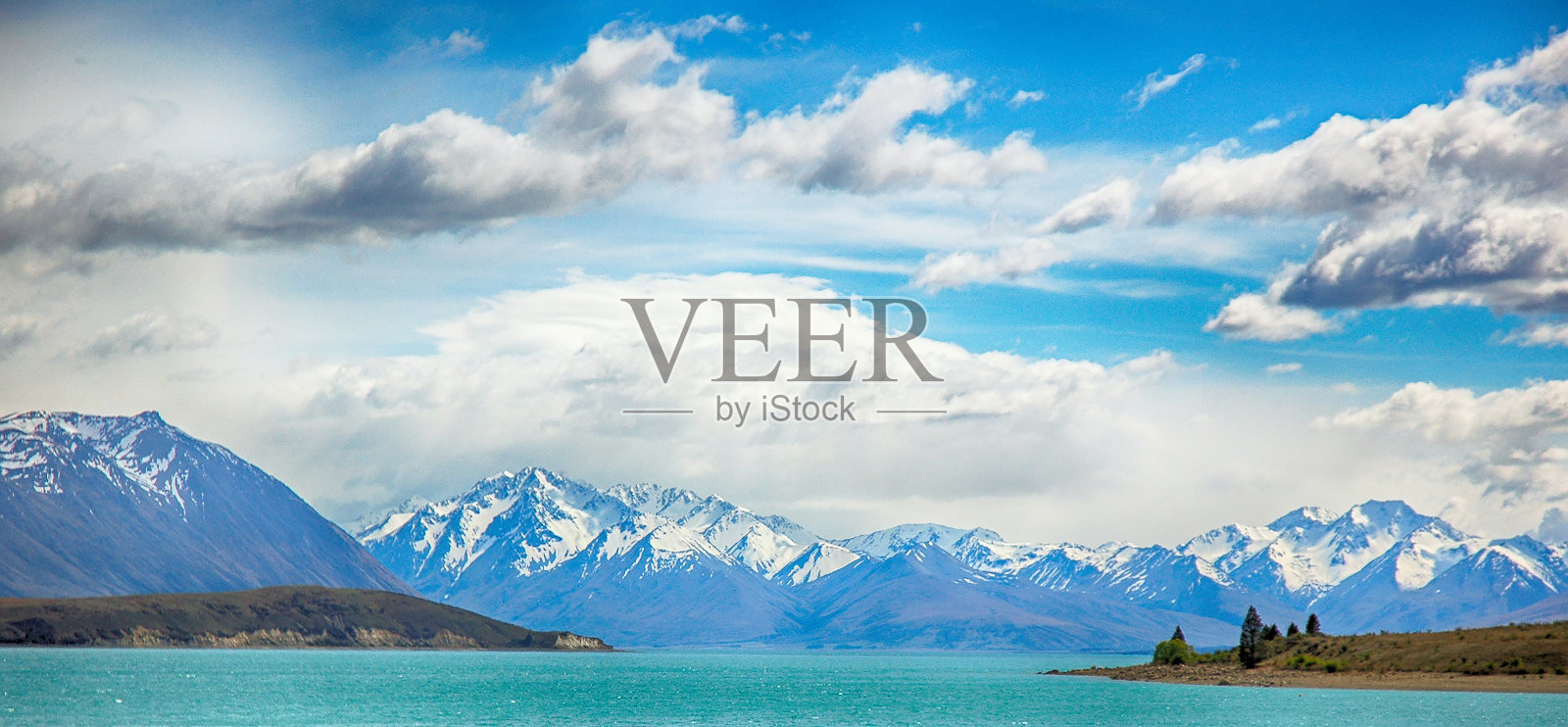 美丽的浅蓝色特卡波湖,新西兰的库克山全景照片照片摄影图片