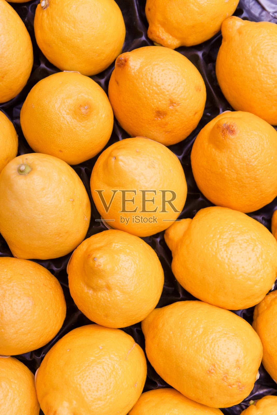 一箱新鲜的柠檬照片摄影图片