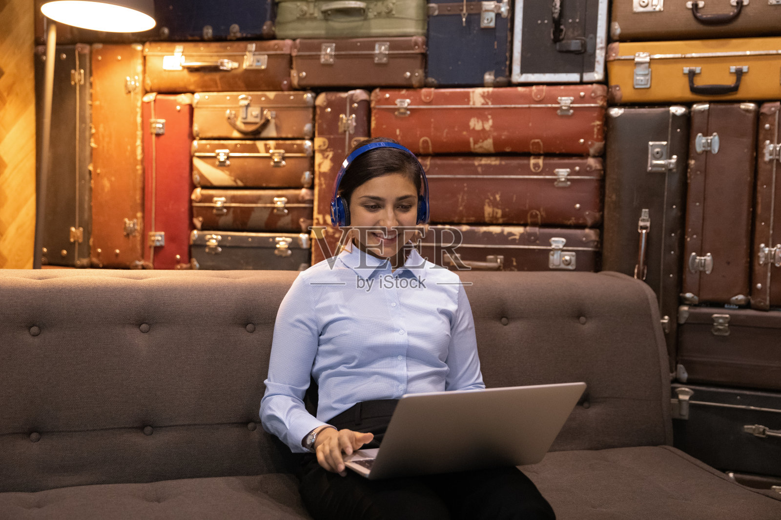 印度女商人使用笔记本电脑和视频电话应用程序领导谈判照片摄影图片