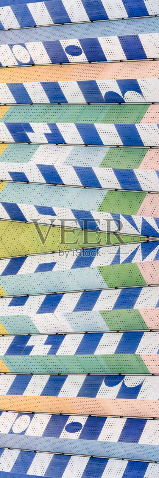 一幢格构墙体的建筑,格构为钢结构的地区照片摄影图片