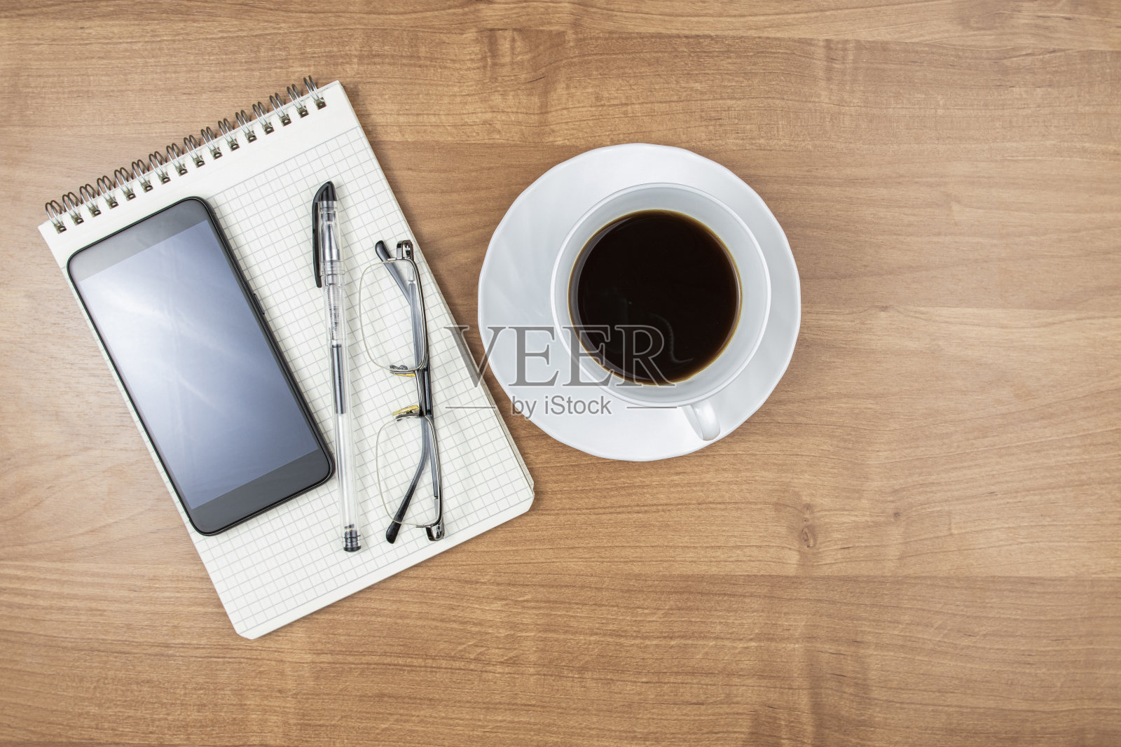 咖啡在工作或办公室,俯视图,咖啡和文具在桌面上,俯视图,文本空间,拷贝空间。照片摄影图片