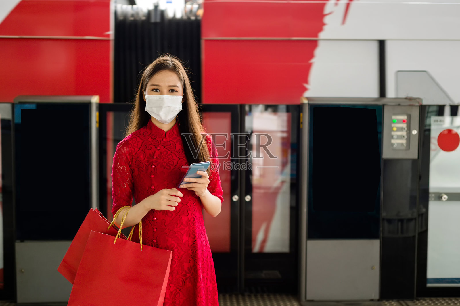 地铁里穿红衣服的女人照片摄影图片