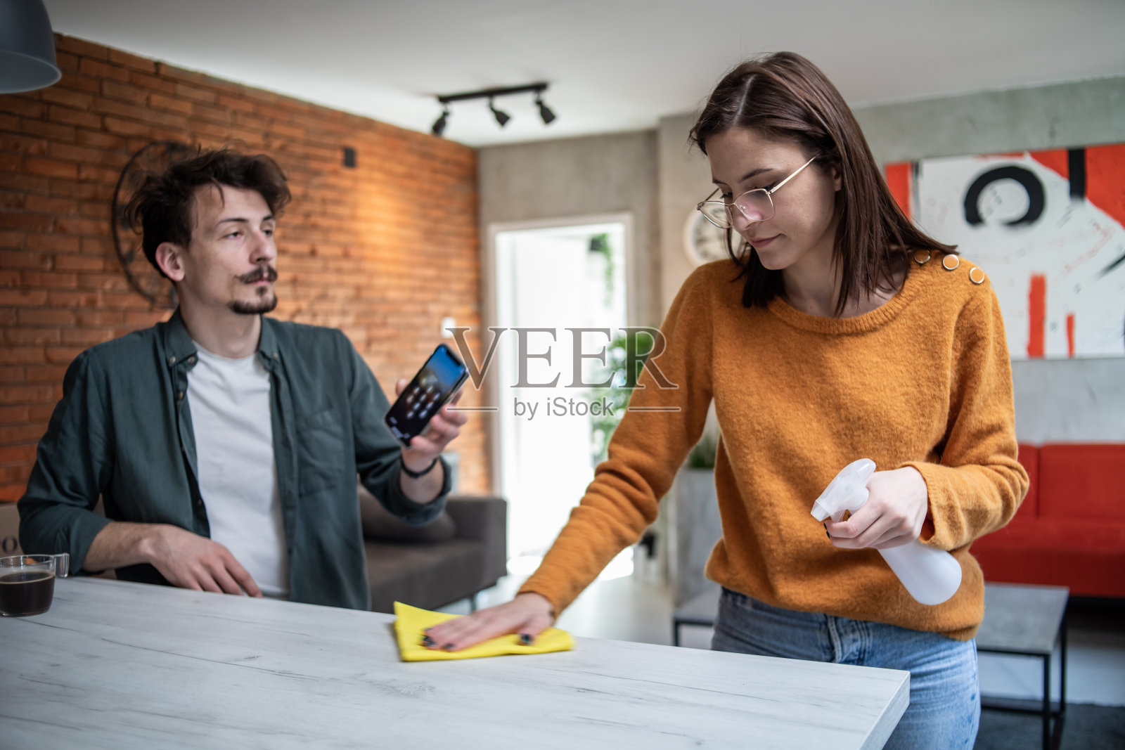 当你的爱人打扫房间的时候,陪着她照片摄影图片