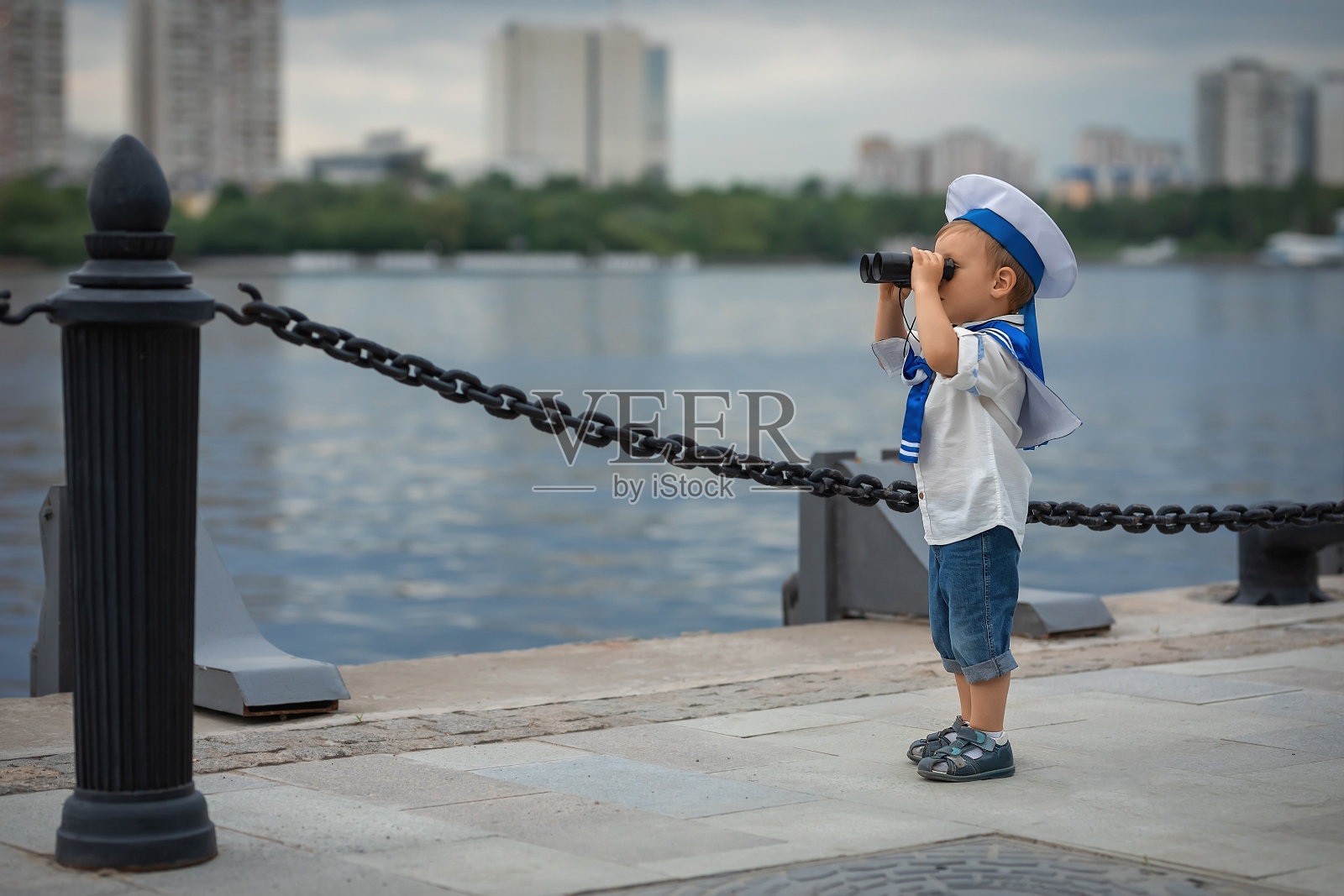 装扮成水手的男孩照片摄影图片