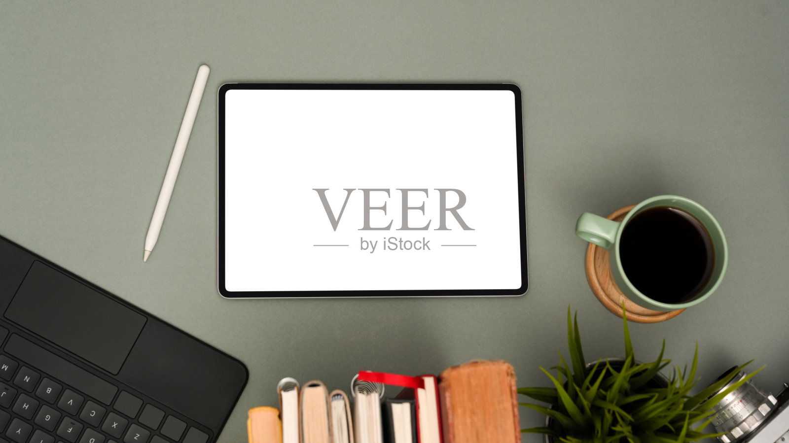 最小的办公办公桌工作空间与灰色背景上的数字平板电脑。照片摄影图片